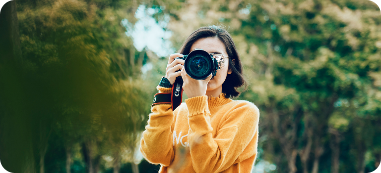 젊은 여성이 카메라를 들고있는