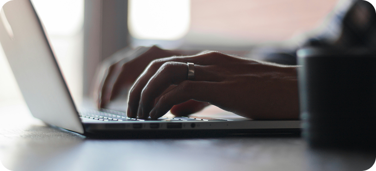 노트북 두들기는 이미지