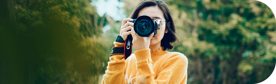 젊은 여성이 카메라를 들고있는