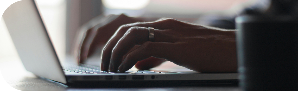 노트북 두들기는 이미지